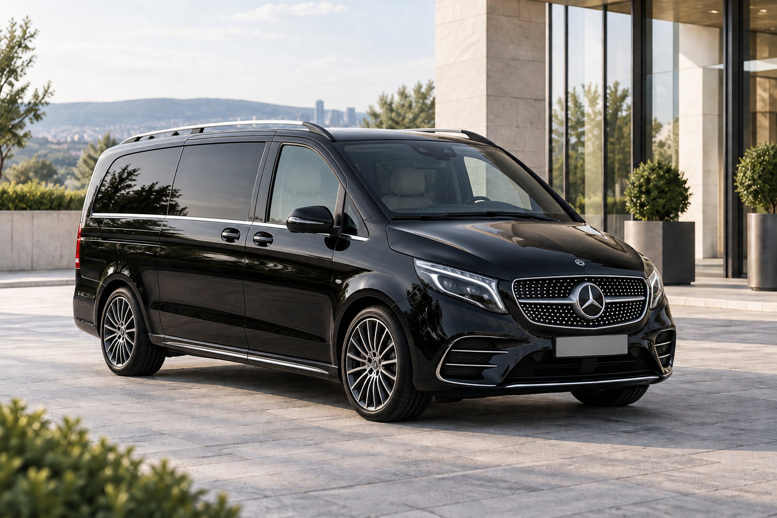 Schwarze Mercedes-Benz V-Klasse in Dreiviertel-Frontansicht